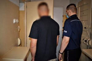 policjanci wykonują czynności z zatrzymanym