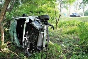 policjanci pracują w miejscu wypadku
