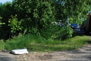 policjanci pracują w miejscu wypadku