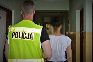 policjant doprowadza zatrzymanych