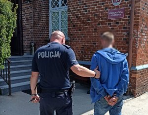 policjanci wykonują czynności z zatrzymanymi