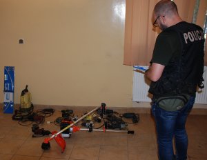 policjanci wykonują czynności z zatrzymanymi