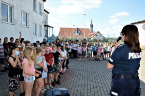 policjanci na spotkaniu z uczniami