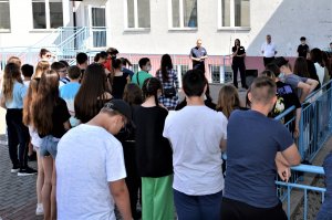 policjanci na spotkaniu z uczniami
