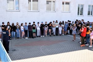 policjanci na spotkaniu z uczniami