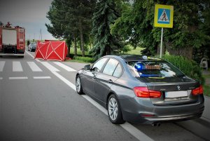 policjanci pracują w miejscu wypadku śmiertelnego