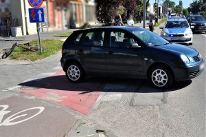 policjanci pracują w miejscu wypadku drogowego