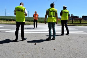 policjanci na lustracji śmiertelnego wypadku