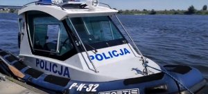 policyjna łódka na rzece