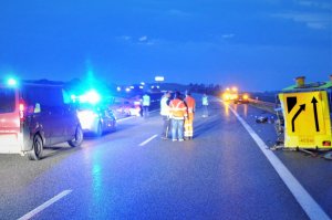 policjanci pracują w miejscu wypadku