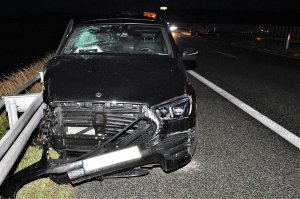 policjanci pracują w miejscu wypadku