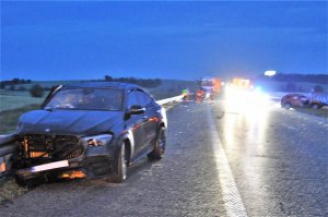 policjanci pracują w miejscu wypadku