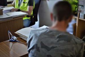 policjant przesłuchuje zatrzymanego