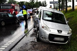 policjanci pracują w miejscu wypadku