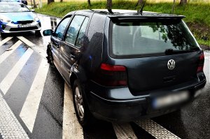 policjanci pracują w miejscu wypadku