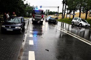 policjanci pracują w miejscu wypadku