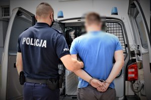 policjanci wykonują czynności z zatrzymanymi
