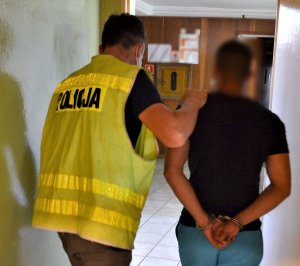 policjanci wykonują czynności z zatrzymanymi