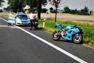policjanci pracują w miejscu wypadku