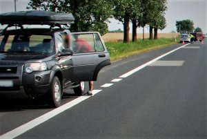 policjanci pracują w miejscu wypadku