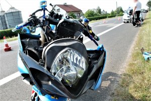 policjanci pracują w miejscu wypadku