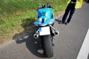policjanci pracują w miejscu wypadku