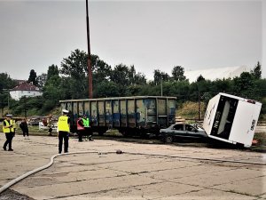 policjanci podczas wspólnych ćwiczeń ze strażakami