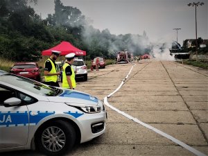 policjanci podczas wspólnych ćwiczeń ze strażakami