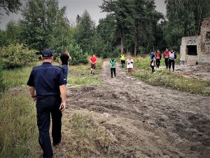 policjanci podczas wspólnych ćwiczeń ze strażakami