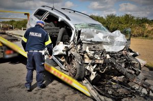 policjanci pracują  w miejscu wypadku