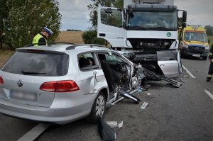 policjanci pracują  w miejscu wypadku