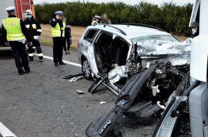 policjanci pracują  w miejscu wypadku