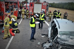 policjanci pracują  w miejscu wypadku