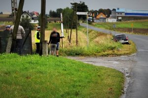 policjanci pracują w miejscu wypadku