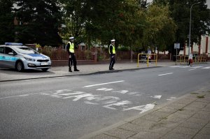 policjanci patrolują ulicę
