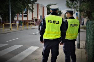 policjanci patrolują ulicę
