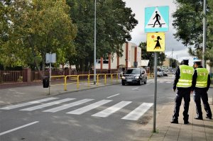 policjanci patrolują ulicę
