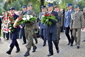 policjanci podczas obchodów rocznicy wybuchu II Wojny Światowej