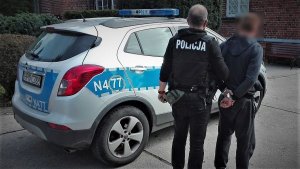 policjanci wykonują czynności z zatrzymanym