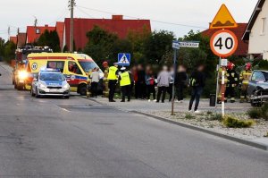 policjanci pracują w miejscu wypadku