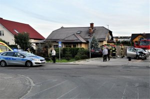 policjanci pracują w miejscu wypadku