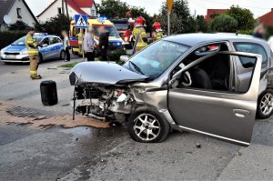 policjanci pracują w miejscu wypadku