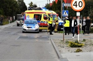 policjanci pracują w miejscu wypadku