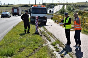 policjanci pracują w miejscu, gdzie doszło do wypadku