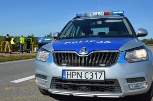 policjanci pracują w miejscu, gdzie doszło do wypadku