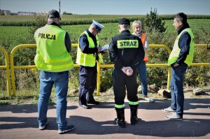 policjanci pracują w miejscu, gdzie doszło do wypadku