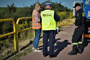 policjanci pracują w miejscu, gdzie doszło do wypadku