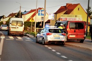 policjanci pracują w miejscu wypadku