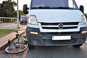 policjanci pracują w miejscu wypadku