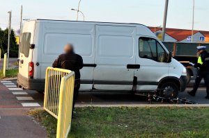 policjanci pracują w miejscu wypadku